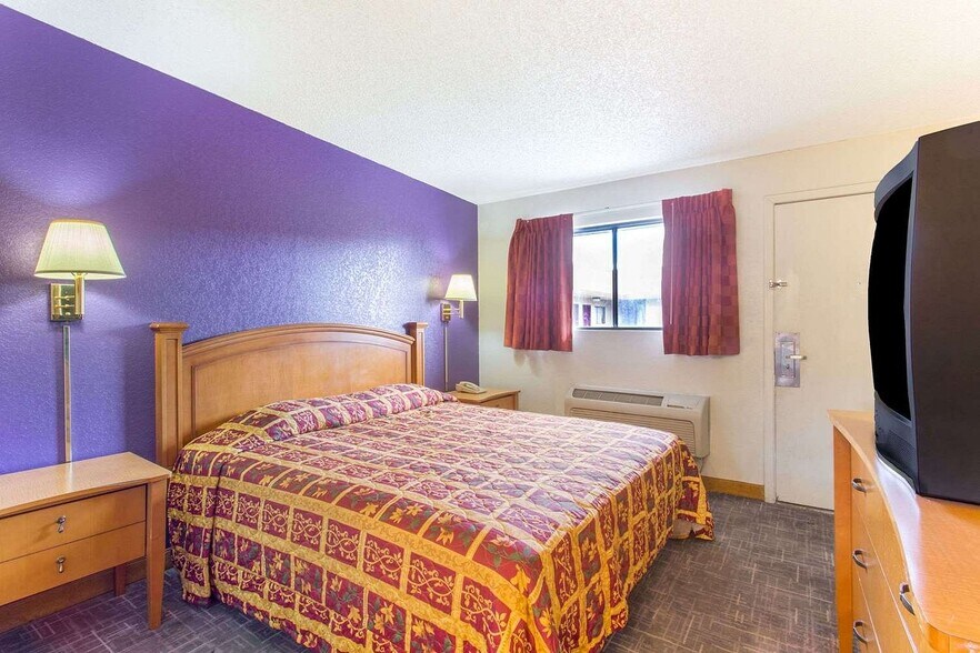 More Photos Of 1624 N Black Canyon Hwy, Phoenix Hotel For Sale