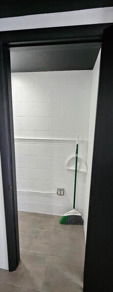 More Photos Of 1133 Industrial Blvd, Naples Manufacturing For Lease