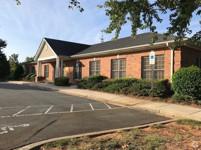 More Photos Of 2536 Plantation Center Dr, Matthews Office Residential For Lease