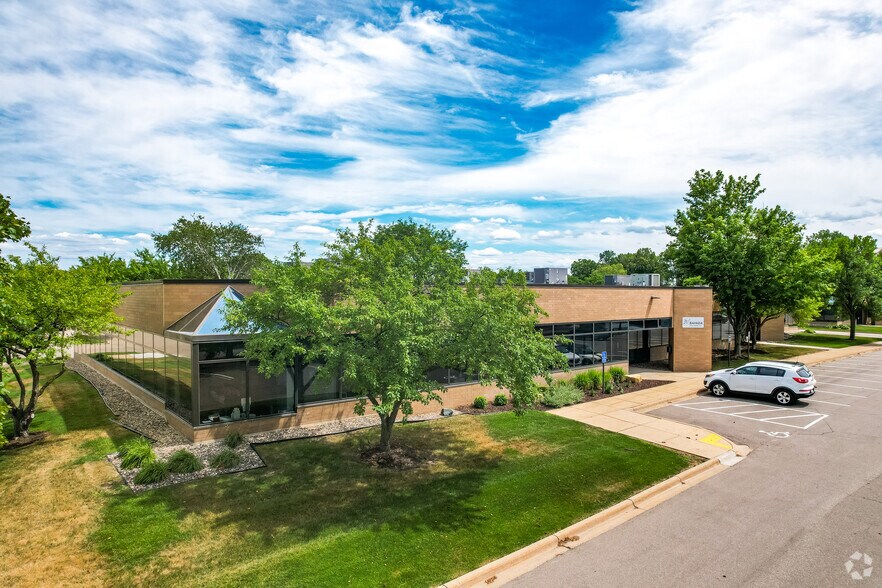 More Photos Of 2905 Northwest Blvd, Plymouth Light Distribution For Lease