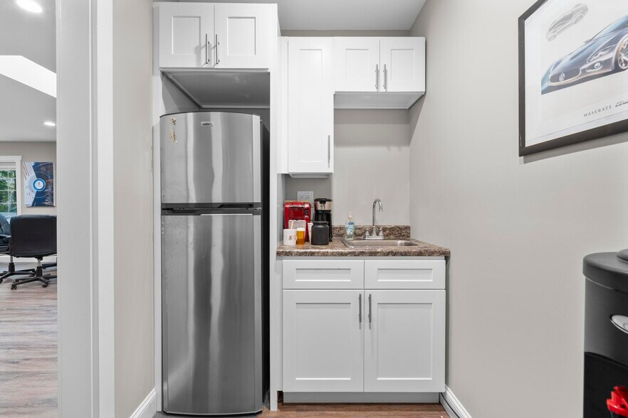 More Photos Of 698 Main St, Branford Office For Sale