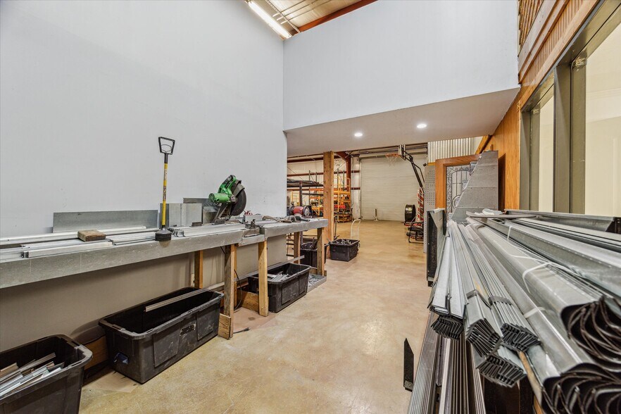 More Photos Of 11126 Timber Crest Dr, Houston Warehouse For Lease