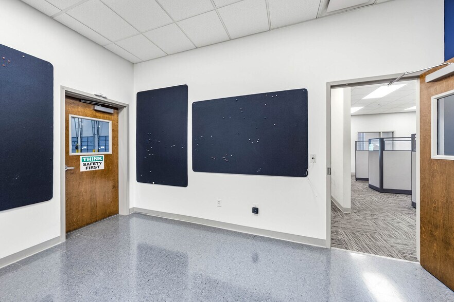 More Photos Of 4689 Industry Dr, Medford Distribution For Lease