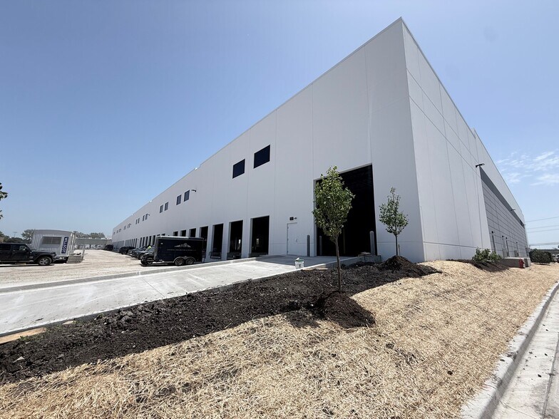 More Photos Of 424 Howard Ave, Des Plaines Warehouse For Lease