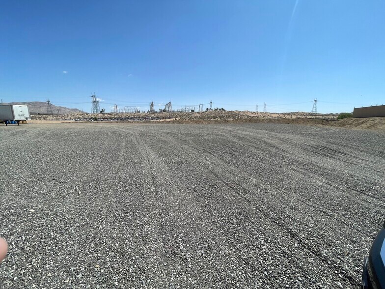More Photos Of 17145 Gasline Rd, Victorville Land For Lease