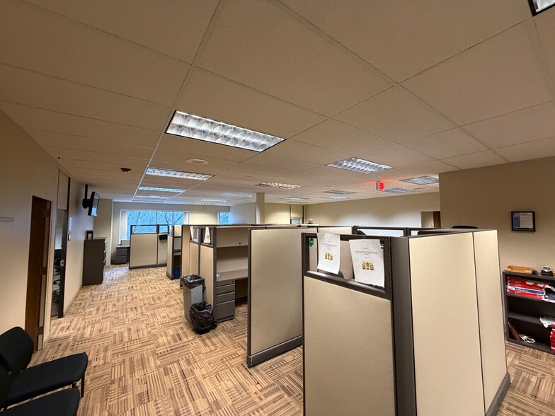 More Photos Of 985 Gezon Pky SW, Grand Rapids Office For Lease