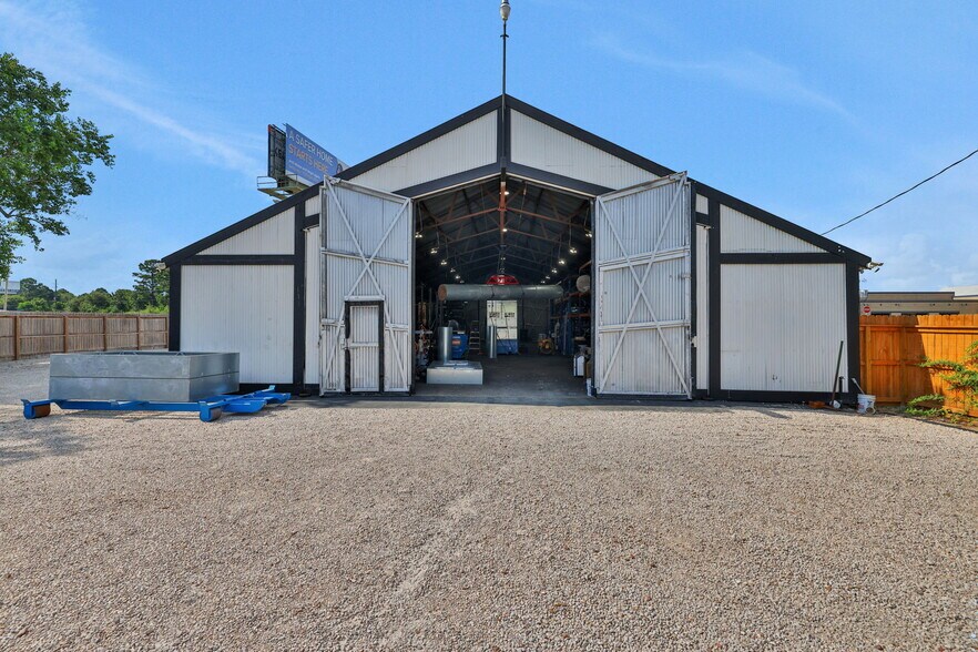 More Photos Of 817 E Main St, Tomball Warehouse For Sale