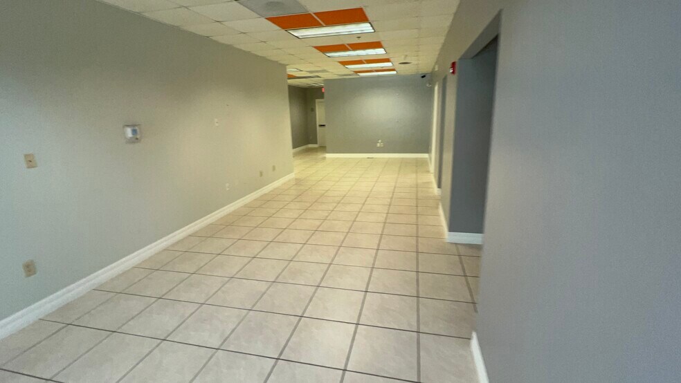 More Photos Of 4940 Bayline Dr, North Fort Myers Warehouse For Lease