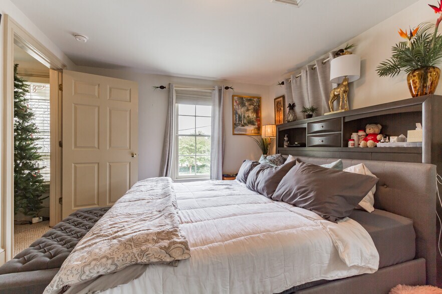 More Photos Of 41 Ellis St, Haddonfield Storefront Retail Office For Sale