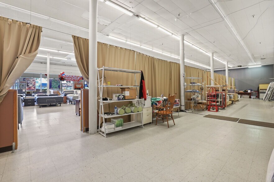 More Photos Of 175 SE Baseline St, Hillsboro Showroom For Sale