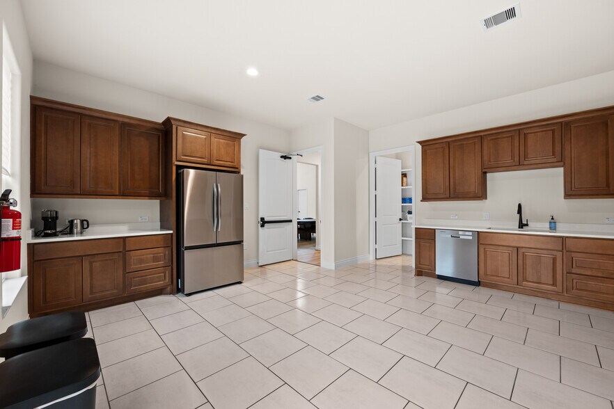 More Photos Of 19151 Oak Canyon Dr, Conroe Coworking Space