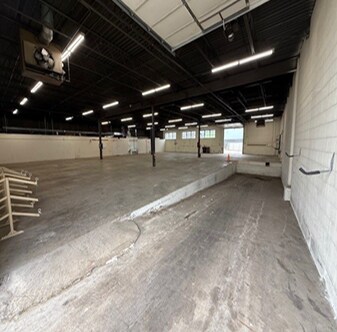 More Photos Of 441 E Plainfield Rd, Countryside Warehouse For Sale