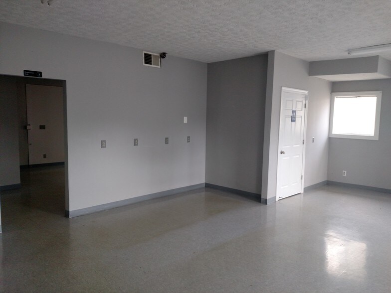 More Photos Of 338 Northeast Ave, Tallmadge Office For Lease