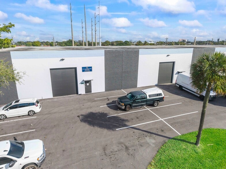 More Photos Of 1205-1421 Hill Ave, Mangonia Park Warehouse For Lease