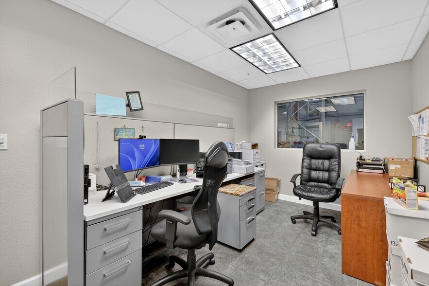 More Photos Of 2721 Pemberton Dr, Apopka Warehouse For Lease