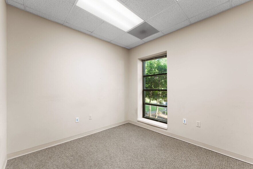 More Photos Of 642 Carpenter Ave, Mooresville Medical For Sale