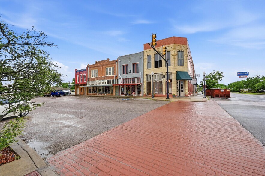 More Photos Of 321 N Main St, Bonham General Retail For Sale