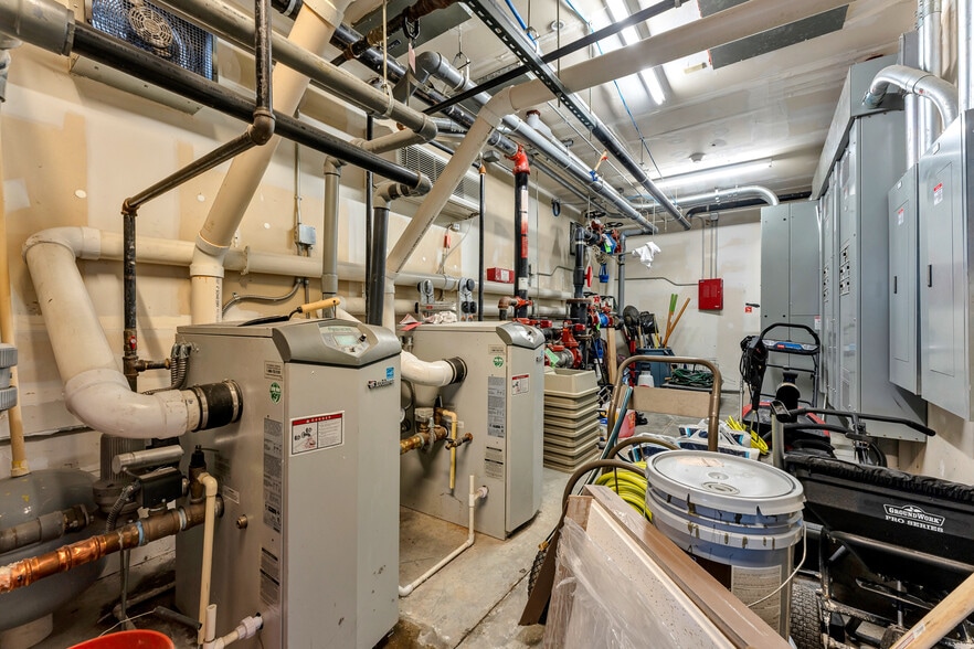 More Photos Of 975 Sheffield St, Washington Hotel For Sale