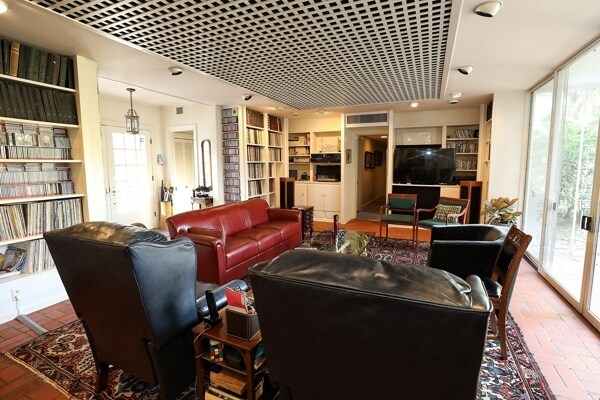 More Photos Of 600 Crockett Cir, Paris Specialty For Sale