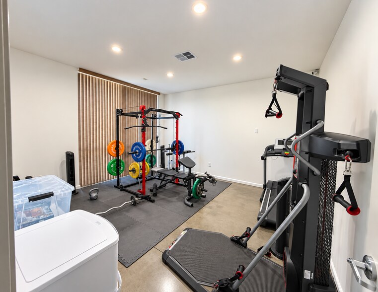 More Photos Of 244 E Avenue K10, Lancaster Showroom For Lease