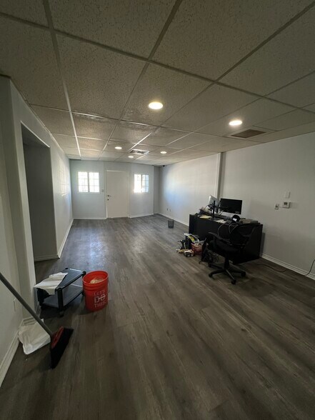 More Photos Of 658 Hawthorne St, Glendale Showroom For Lease