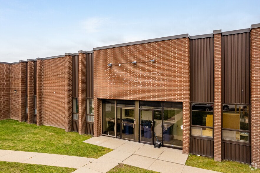 More Photos Of 78-80 Boul Brunswick, Dollard-des-Ormeaux Light Distribution For Lease