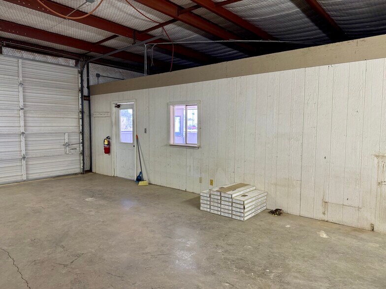 More Photos Of 305 N 9th St, Slaton Service Station For Sale