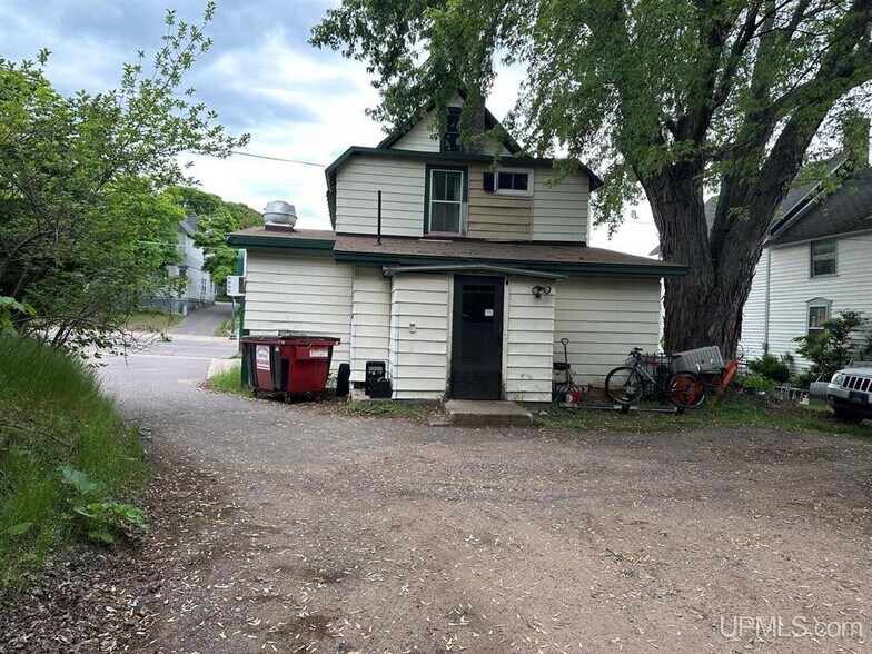 More Photos Of 824 N 3rd St, Marquette Specialty For Sale