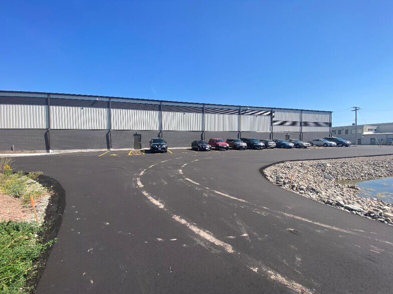 More Photos Of 733 Midway Rd, Menasha Distribution For Lease