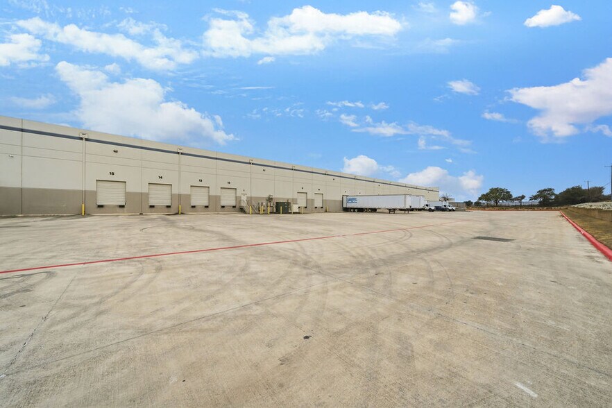 More Photos Of 5500 Mid Cities, Schertz Warehouse For Lease