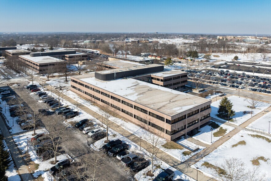 More Photos Of 800 N Lindbergh Blvd, Creve Coeur Research And Development For Lease