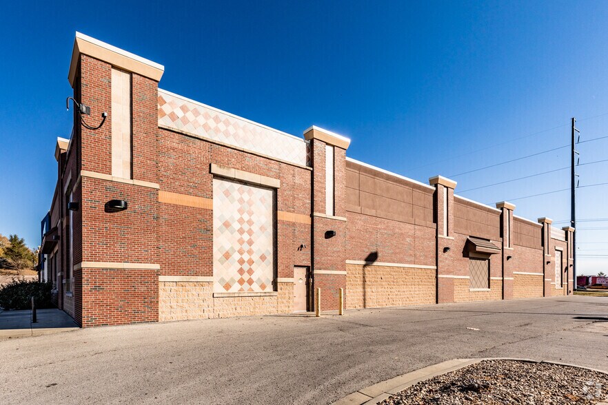 More Photos Of 10500 Parallel Pky, Kansas City Freestanding For Lease