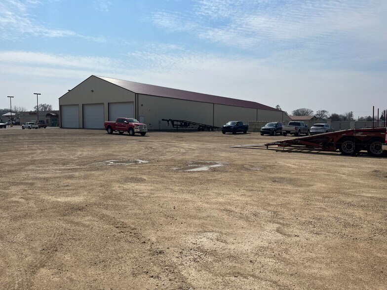 More Photos Of 409 NE 11th St, Austin Warehouse For Lease