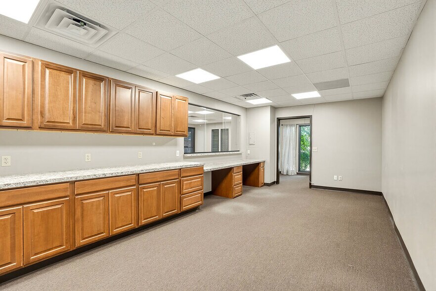 More Photos Of 1414 Arlington St, Ada Medical For Lease
