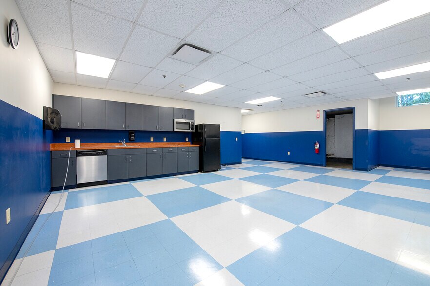 More Photos Of 7801 NW Freedom Ave, North Canton Warehouse For Lease