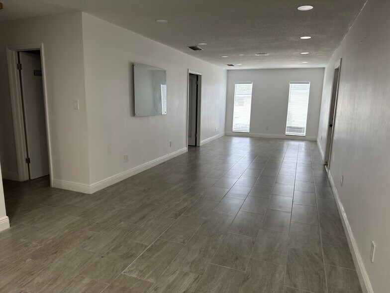 More Photos Of 5401 Alhambra Dr, Orlando Office For Lease