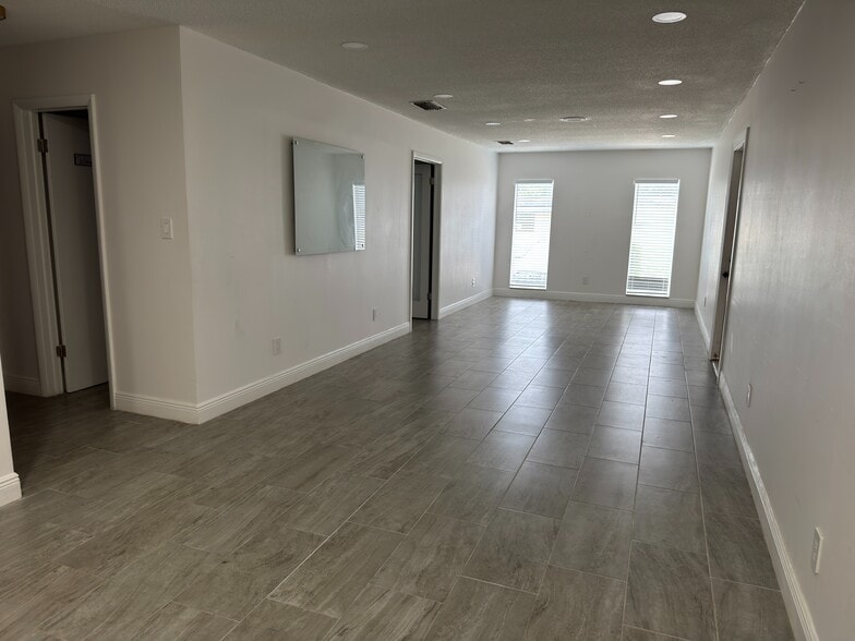 More Photos Of 5401 Alhambra Dr, Orlando Office For Lease