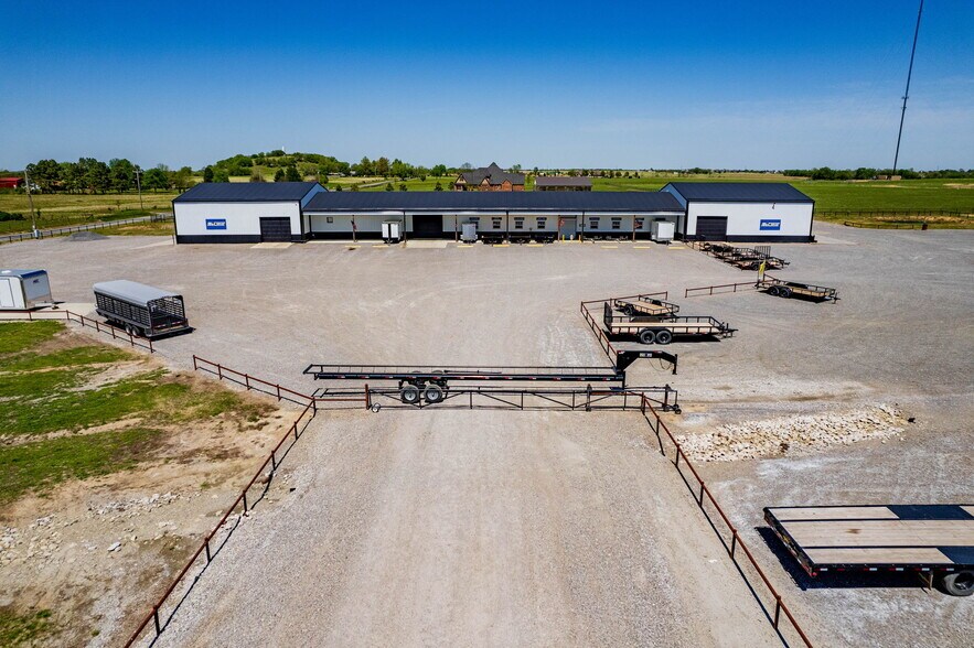 More Photos Of 26091 OK-51, Wagoner Showroom For Sale
