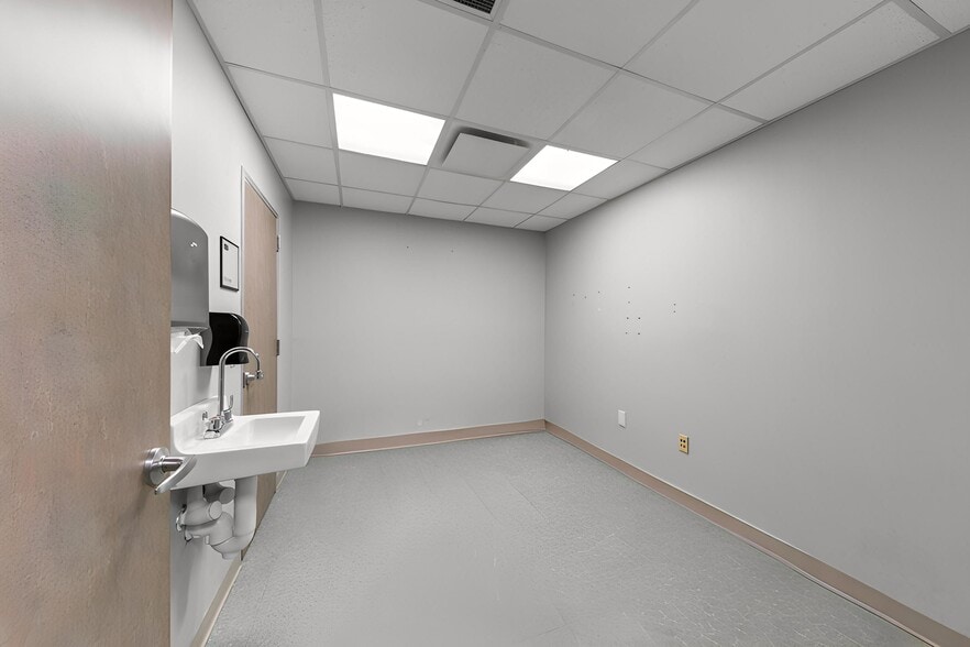 More Photos Of 3828 Avenue N, Galveston Hospital For Lease