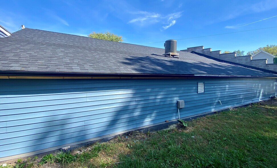 More Photos Of 330-336 E Main St, Twin Lakes General Retail For Lease