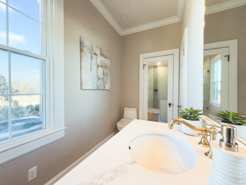 More Photos Of 621 E College St, Pulaski Hotel For Sale