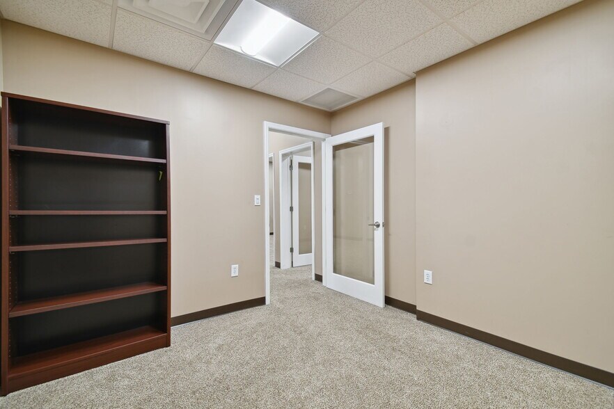 More Photos Of 6740 Crosswinds Dr, Saint Petersburg Coworking Space