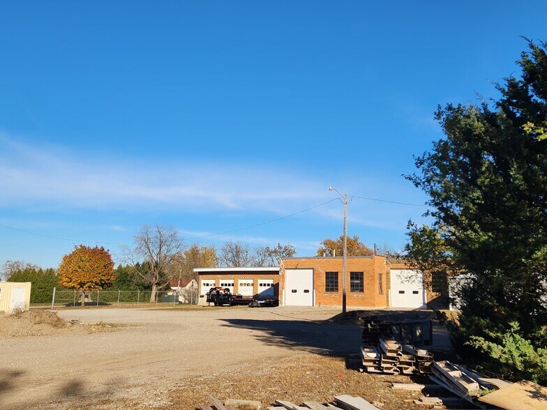 More Photos Of 708-712 S Jefferson Ave, Mason City Flex For Sale