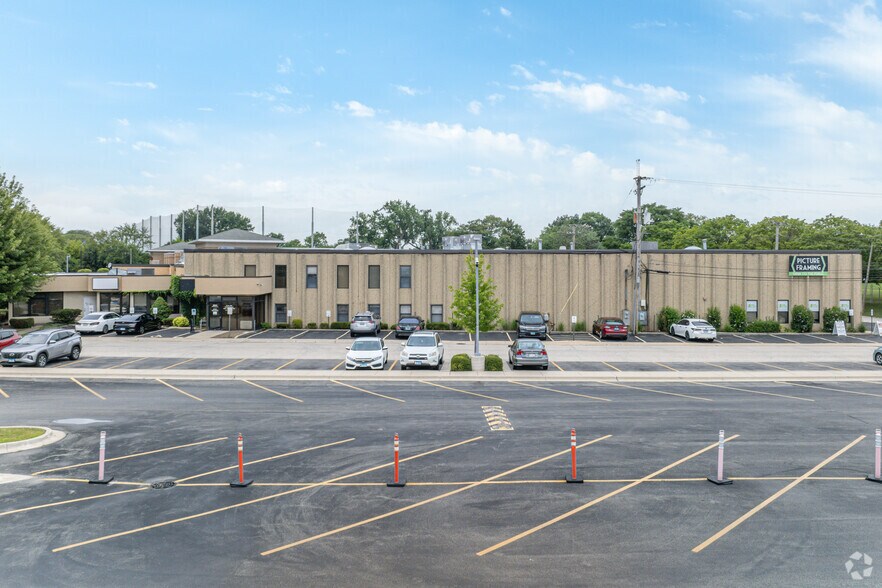 More Photos Of 3924 W Devon Ave, Lincolnwood Light Distribution For Sale