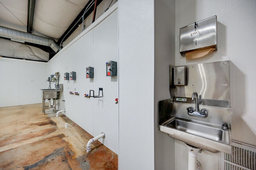 More Photos Of 1301 & 1307 Main St, Blanco Light Distribution For Sale