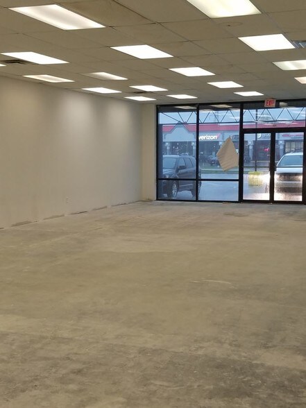 More Photos Of 1380 Mall Dr, Benton Harbor Convenience Store For Lease