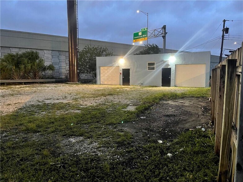 More Photos Of 665 W Prospect Rd, Oakland Park Showroom For Lease