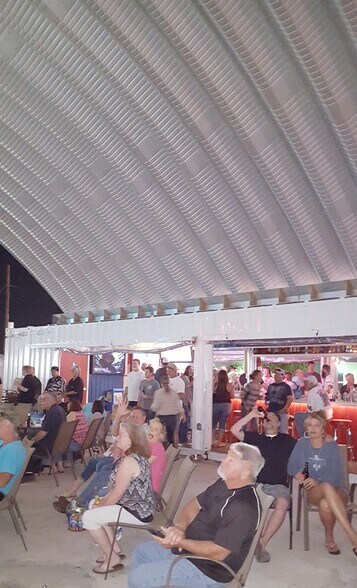 More Photos Of 622 6th St N, Texas City Bar For Lease