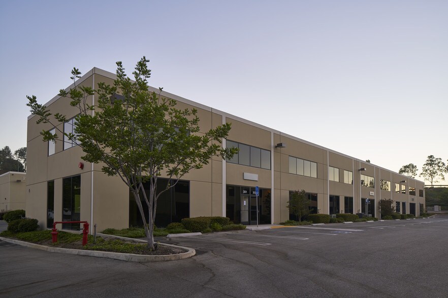 More Photos Of 25 W Easy St, Simi Valley Warehouse For Lease