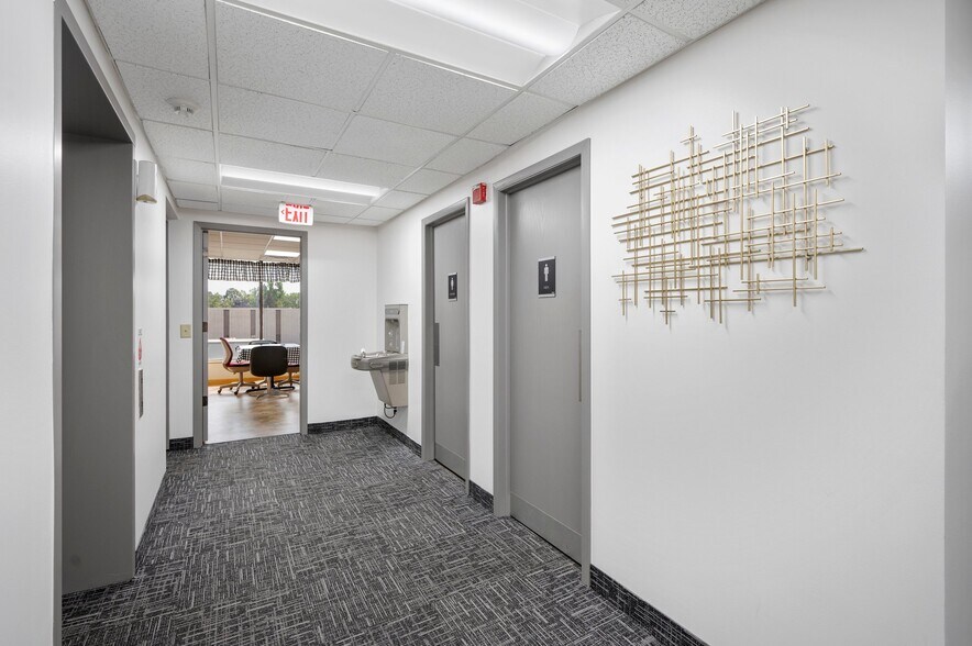 More Photos Of 2817 S Anthony Ln, Saint Anthony Office For Lease